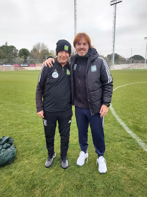 Facundo Alfaro junto a un colega en una cancha
