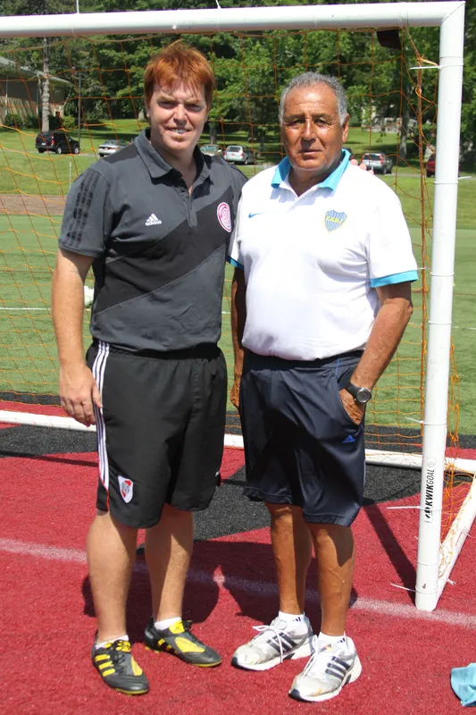 Facundo Alfaro junto a un entrenador de Boca Juniors